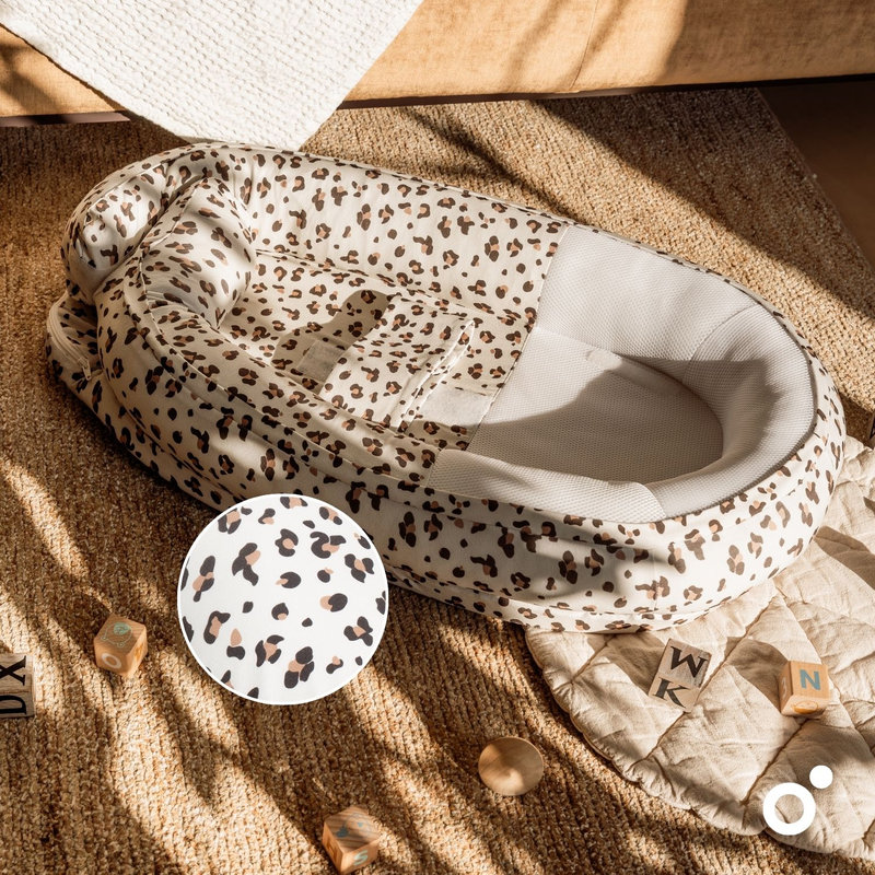 Reducteur de lit Doomoo Cocoon Leopard Cream Babymoov lifestyle 1