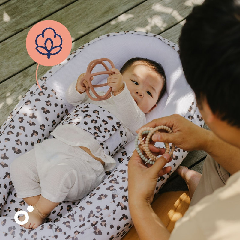 Reducteur de lit Doomoo Cocoon Leopard Cream Babymoov lifestyle 3