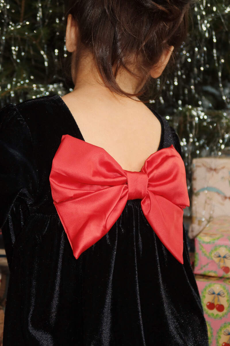 Robe de fêtes Gia en velours noir KONGES Produit lifestyle