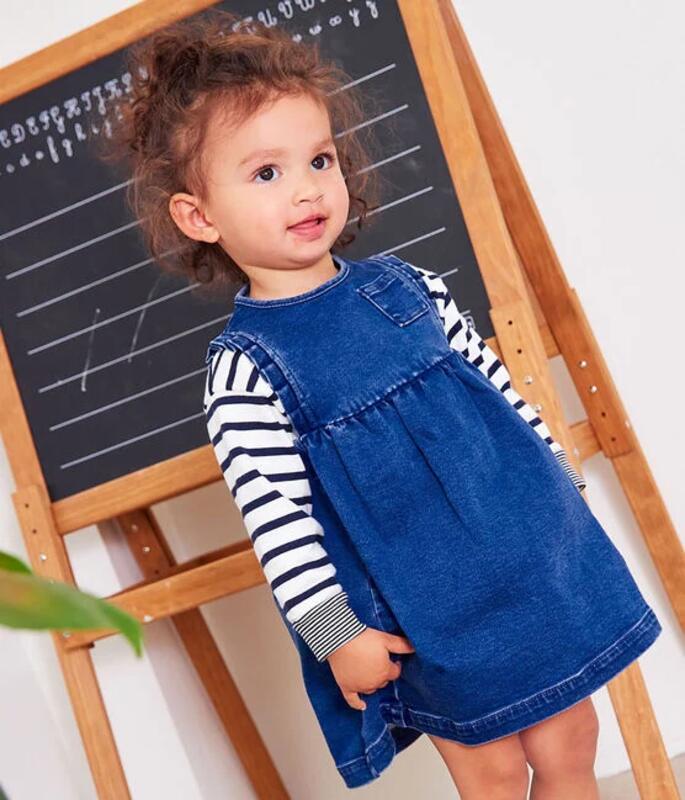 Robe en denim écoresponsable Petit Bateau ambiance