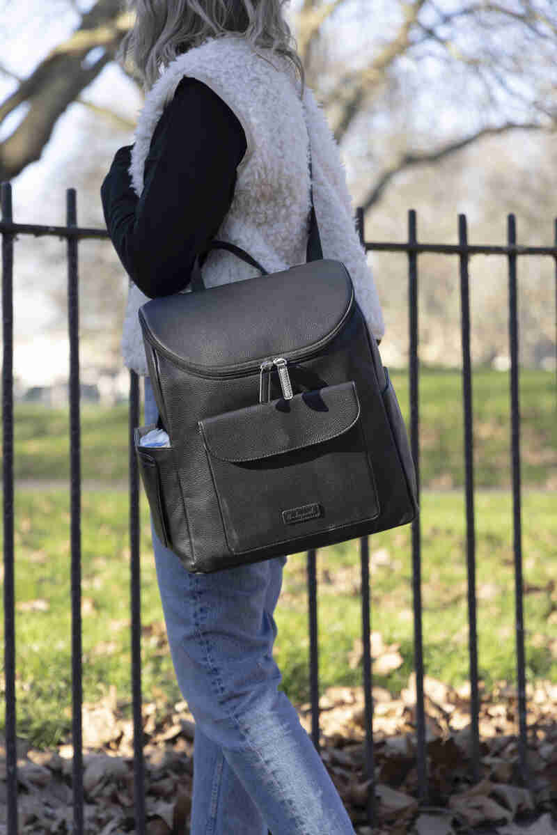 Sac à dos à langer Lennox en cuir vegan Noir Babymel lifestyle 1