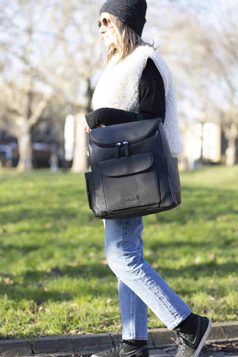 Sac à dos à langer Lennox en cuir vegan Noir Babymel lifestyle 4