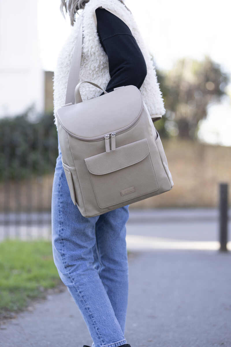 Sac à dos à langer Lennox en cuir vegan Oatmeal Babymel lifestyle 7