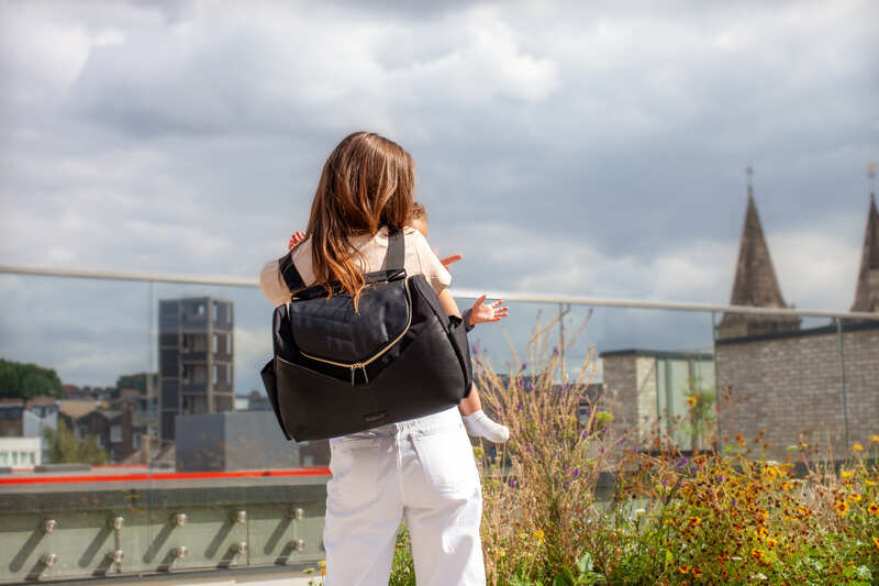 Sac à langer Pippa en cuir vegan Noir Babymel ligestyle 1