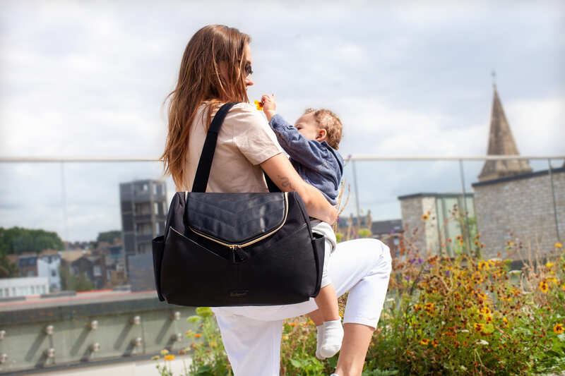 Sac à langer Pippa en cuir vegan Noir Babymel lifestyle 2