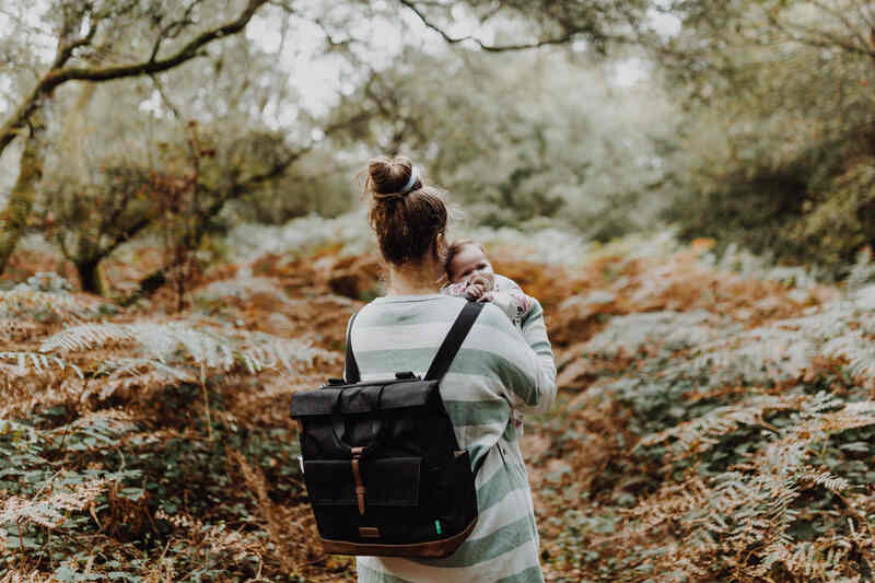 Sac à dos à langer Quinn Eco Quilt Noir et Tan Babymel lifestyle 1