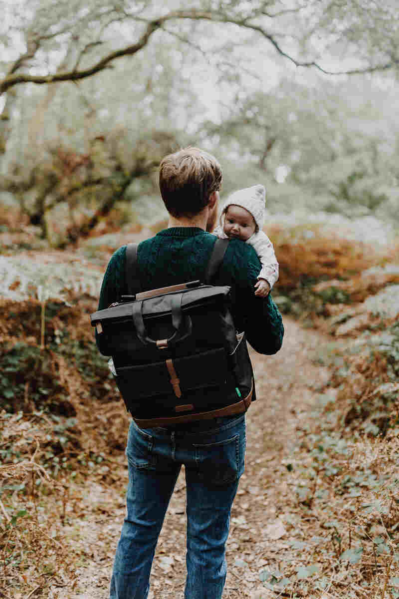 Sac à dos à langer Quinn Eco Quilt Noir et Tan Babymel lifestyle 7