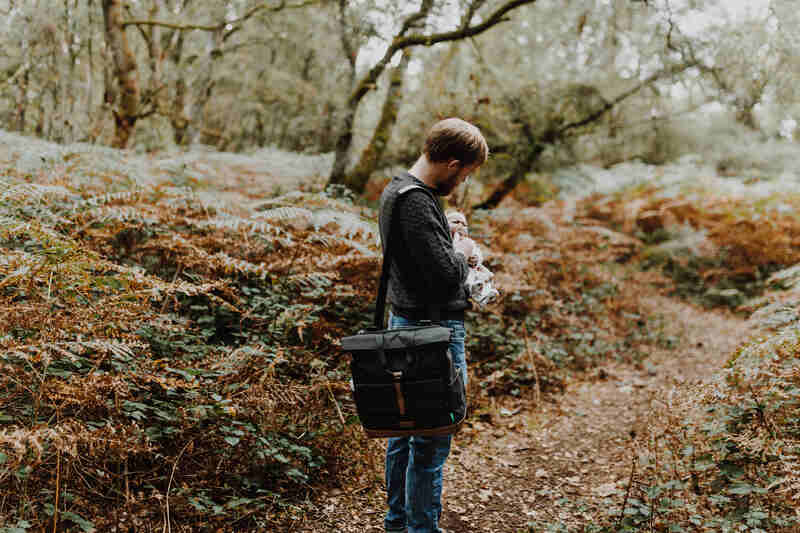 Sac à dos à langer Quinn Eco Quilt Noir et Tan Babymel lifestyle 4