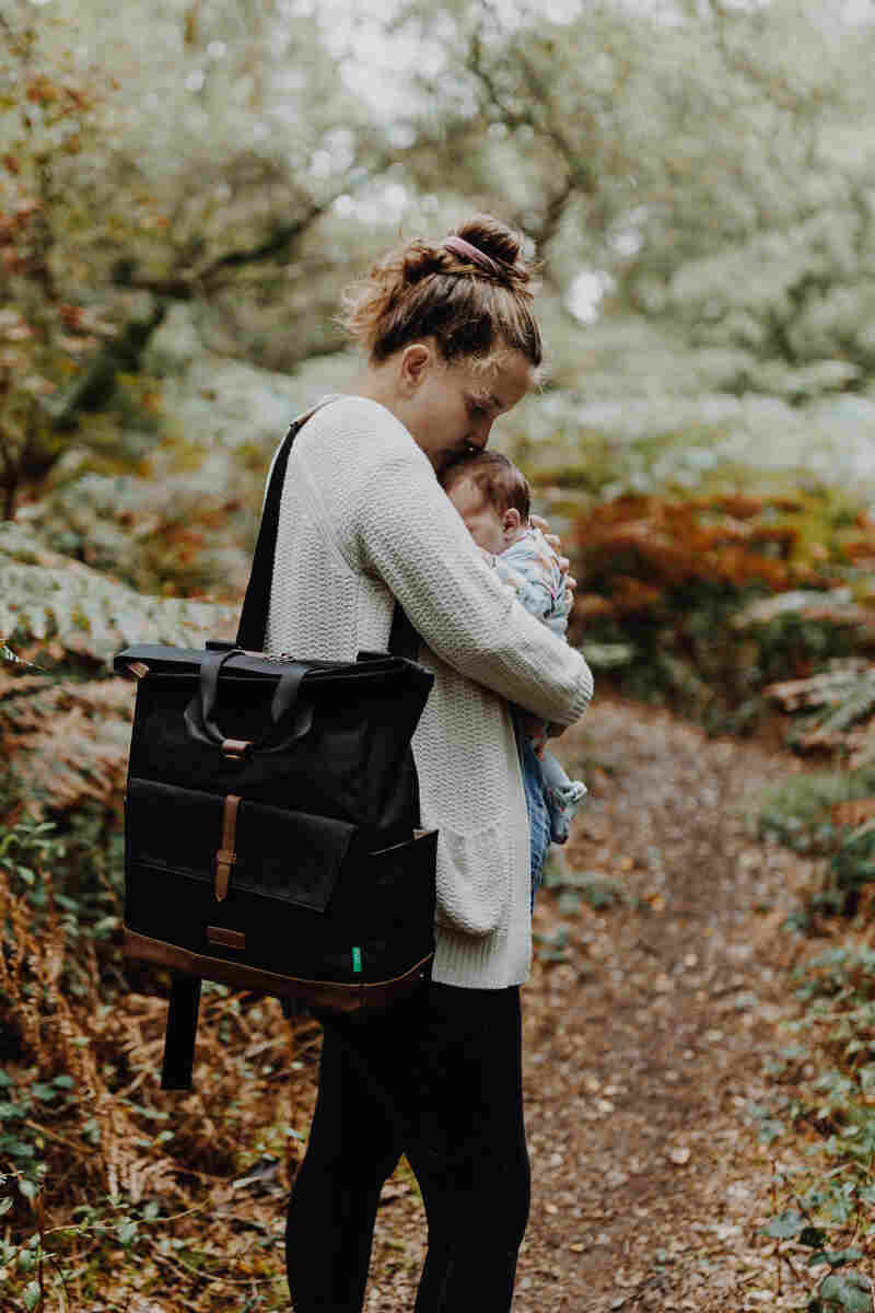 Sac à dos à langer Quinn Eco Quilt Noir et Tan Babymel lifestyle 3