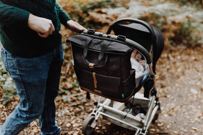 Sac à dos à langer Quinn Eco Quilt Noir et Tan Babymel lifestyle 2