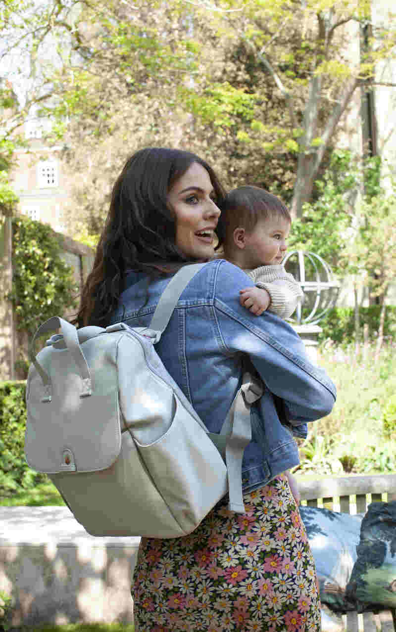 Sac à dos à langer Robyn en cuir vegan Pale Grey Babymel lifestyle