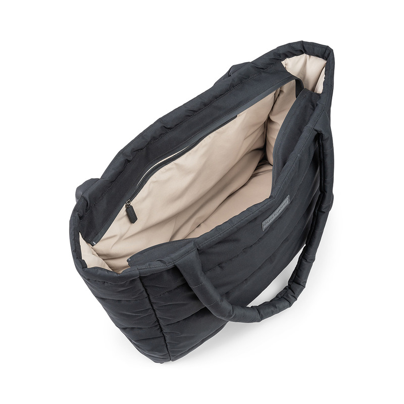 Sac à langer fourre-tout matelassé Noir Done By Deer sac ouvert