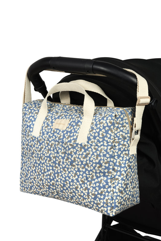 Sac à langer imperméable Gala Opera Blue yumiko Nobodinoz sur poussette 