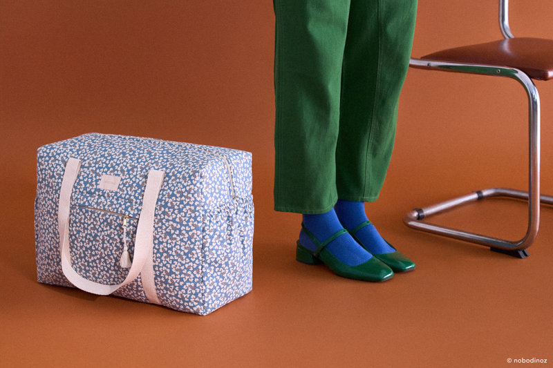 Sac à langer imperméable Opera Blue yumiko Nobodinoz lifestyle 2 