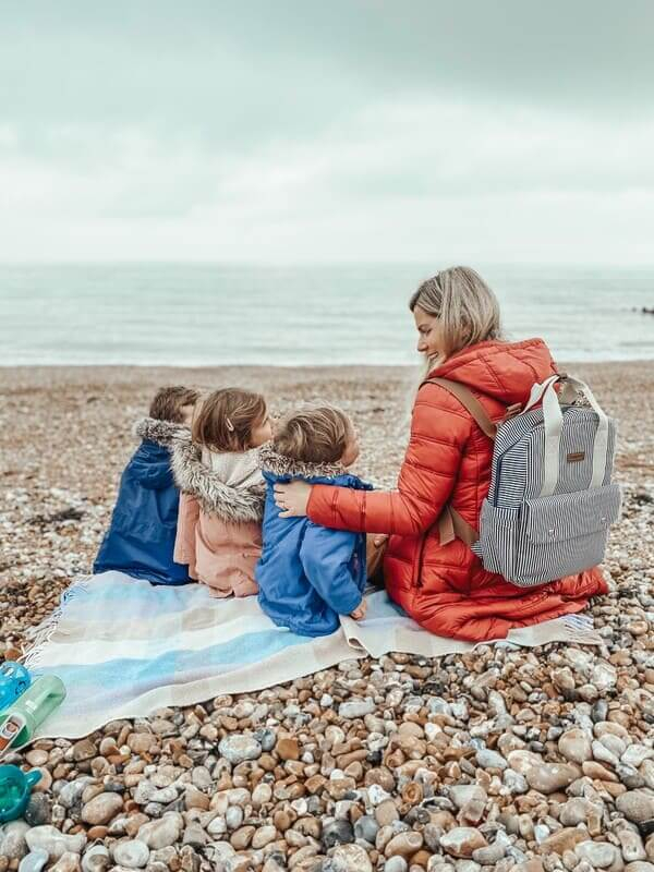 Sac à dos à langer Georgi Eco Rayures Blanc et Marine Babymel Famille