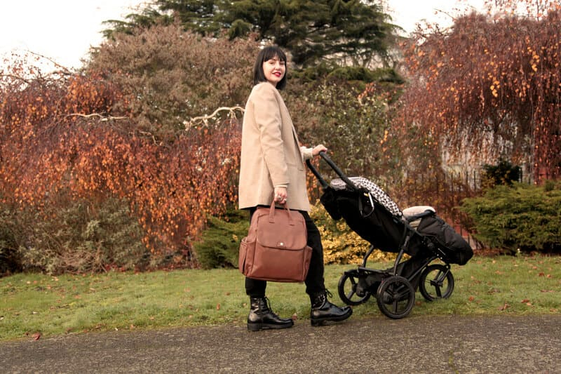 Sac à dos à langer Robyn en cuir vegan Caramel Babymel Ambiance