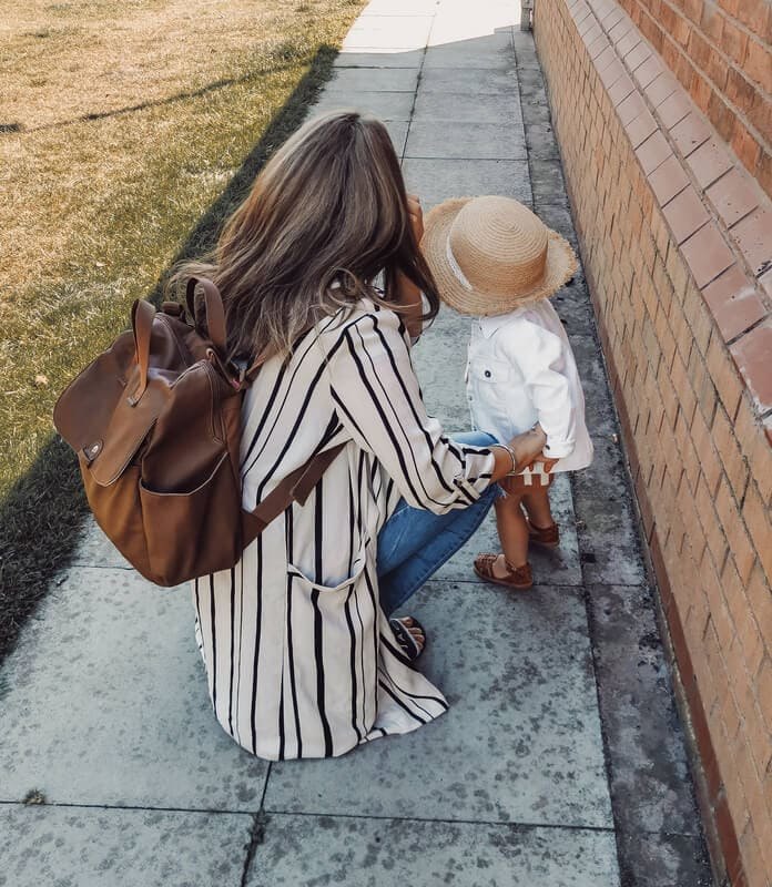 Sac à dos à langer Robyn en cuir vegan Caramel Babymel Sortie