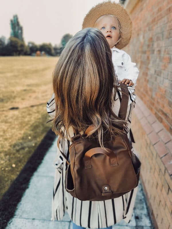 Sac à dos à langer Robyn en cuir vegan Caramel Babymel Maman