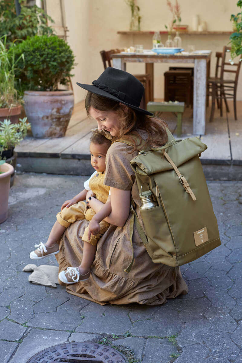 Sac à dos à langer Rolltop Olive Lassig Ambiance