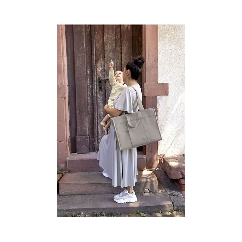 Sac à langer Tote up Taupe Lassig ambiance