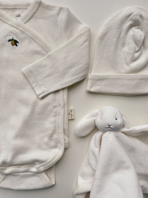 Set maternité avec body, bonnet et doudou pour la naissance Konges Slojd ambiance