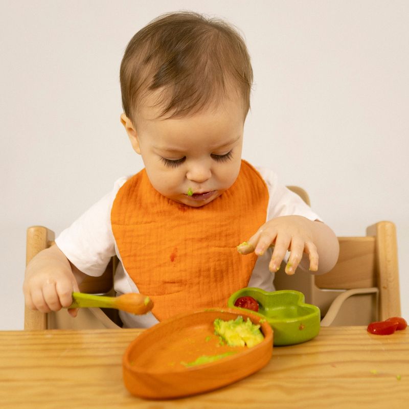 Set repas en bois d'hévéa Assiette et Cuillère Carotte Oli & Carol lifestyle 1