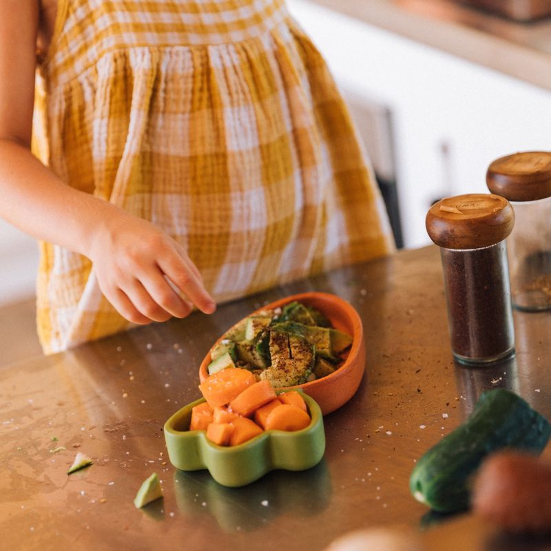 Set repas en bois d'hévéa Assiette et Cuillère Carotte Oli & Carol lifestyle 2