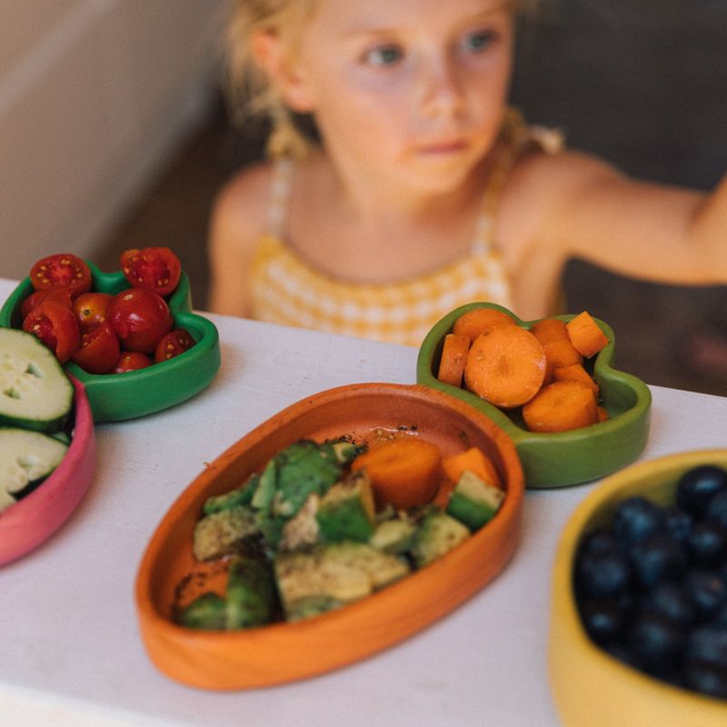 Set repas en bois d'hévéa Assiette et Cuillère Carotte Oli & Carol lifestyle 3