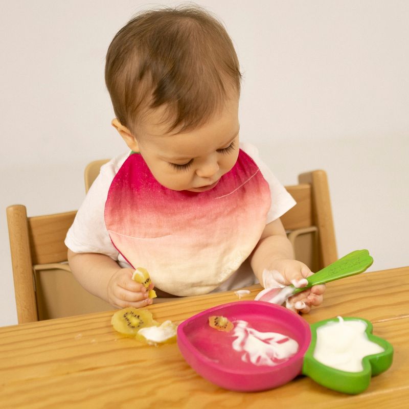 Set repas en bois d'hévéa Assiette et Cuillère Radis Oli & Carol lifestyle 1
