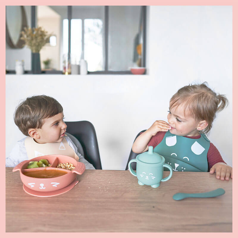 Set repas silicone Learn Isy bol, tasse, cuillère et bavoir Chien Babymoov ambiance