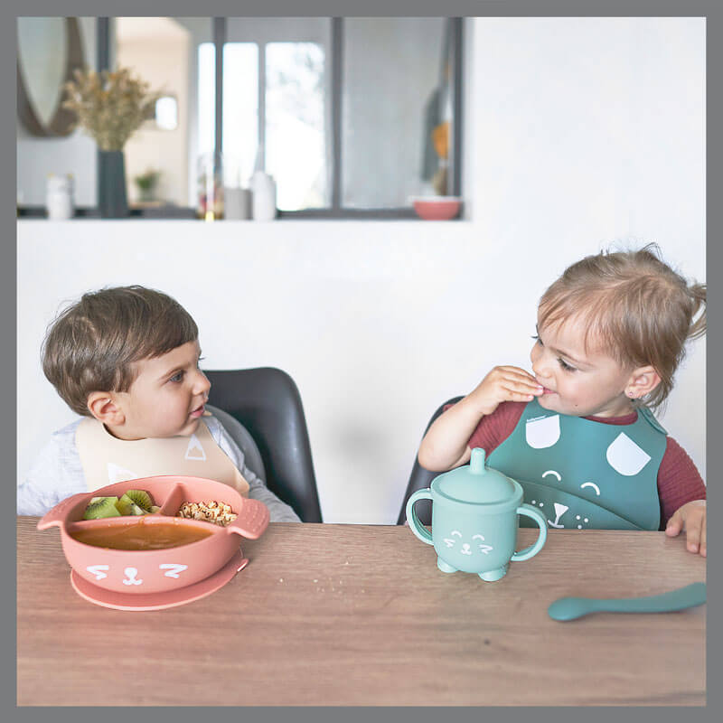 Set repas silicone Learn Isy bol, tasse, cuillère et bavoir Renard Babymoov ambiance