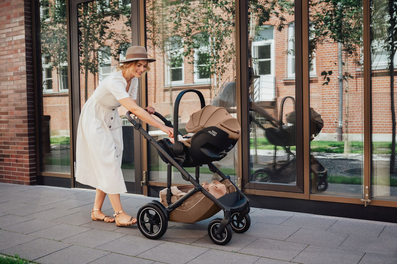 Siège-auto Baby-Safe Pro i-Size groupe 0+ Lux Britax Romer lifestyle