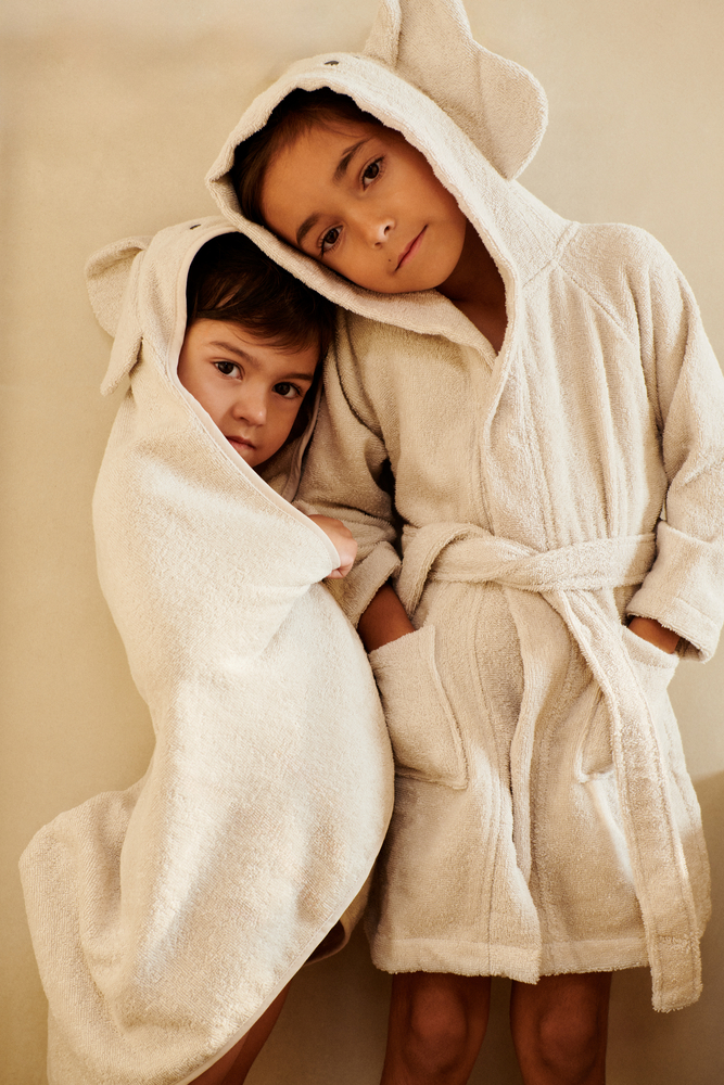 Sortie de bain bébé à capuche Albert Liewood lifestyle 1