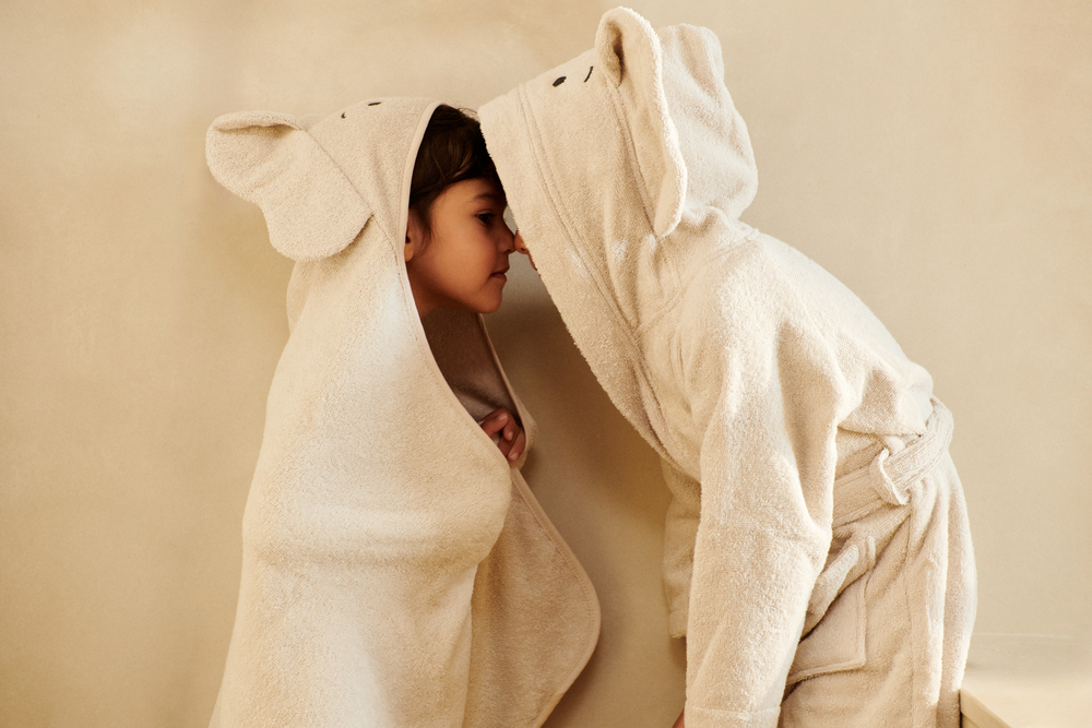 Sortie de bain bébé à capuche AlbertLiewood lifestyle 3