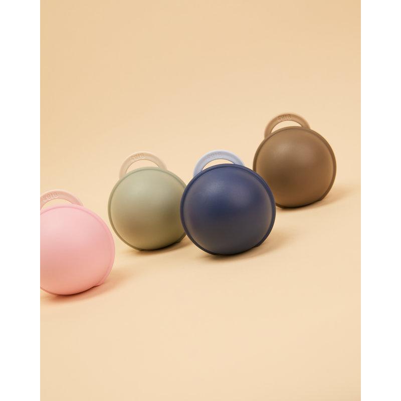 Sucette Colour 0-6 mois et boîte à sucette Mini Vanilla / Dark Oak BIBS lifestyle 1