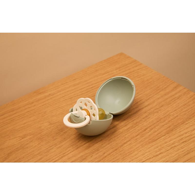 Sucette Colour 6-18 mois et boîte à sucette Mini  Ivory / Sage BIBS lifestyle 1