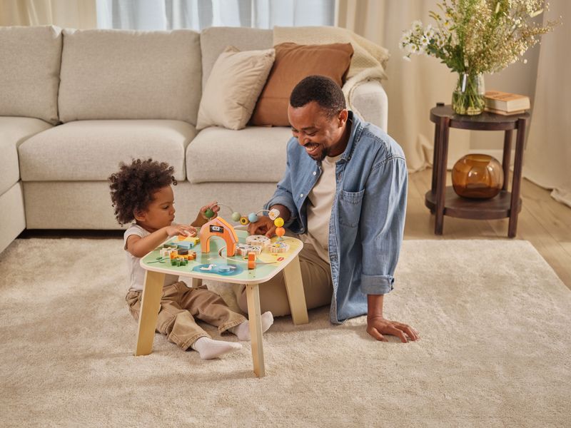 Table d'activités en bois Farmers Tiny Love lifestyle 3