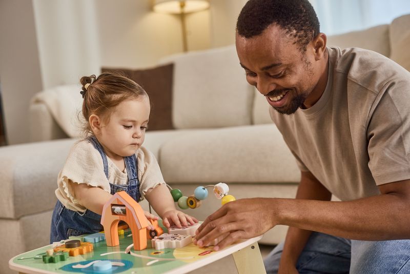 Table d'activités en bois Farmers Tiny Love lifestyle 4