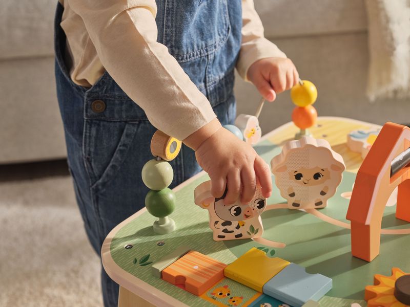 Table d'activités en bois Farmers Tiny Love lifestyle 5