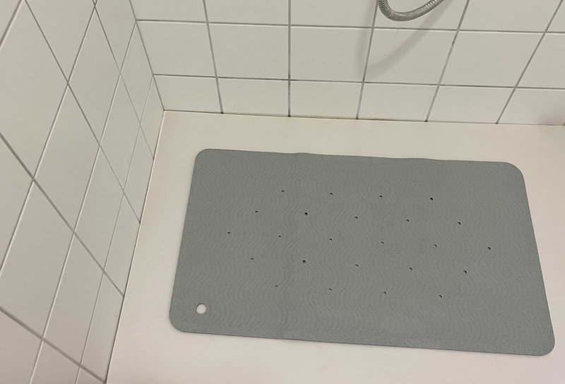 Tapis de Bain Wave Long Granite Hevea lifestyle 1