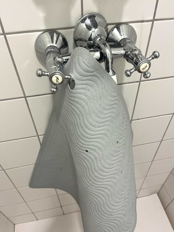 Tapis de Bain Wave Long Granite Hevea lifestyle 2