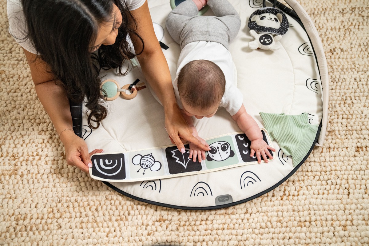 Tapis d'éveil Gymini Black & White Décor Tiny Love focus