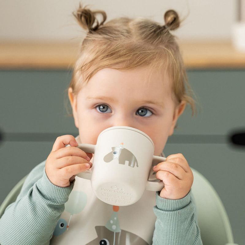 Tasse à bec à 2 anses en silicone Celebration Sable Done By Deer lifestyle 1