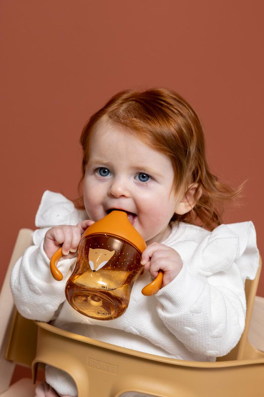 Tasse d'apprentissage avec poignées Mr. Fox Trixie lifestyle