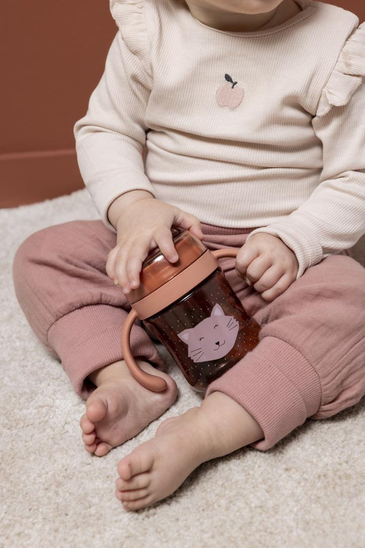 Tasse d'apprentissage avec poignées Mrs. Cat Trixie lifestyle