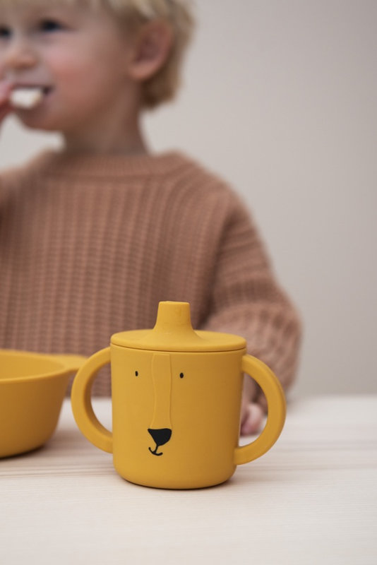 Tasse d'apprentissage en silicone Mr. Lion Trixie lifestyle 1