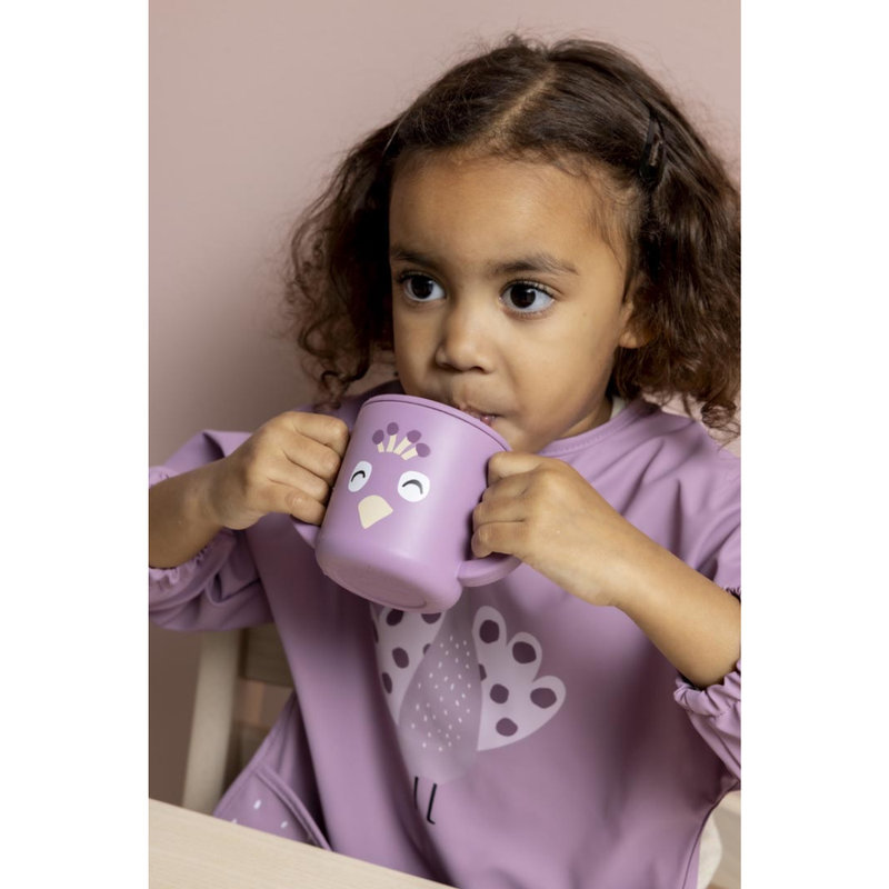 Tasse d'apprentissage en silicone Mrs. Peacock Trixie lifestyle 1