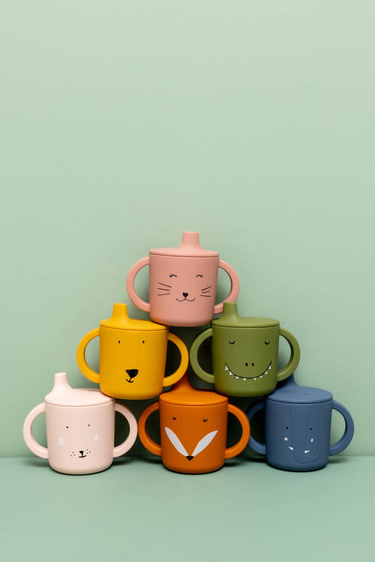 Tasse d'apprentissage en silicone Mr. Dino Trixie dos lifestyle 1