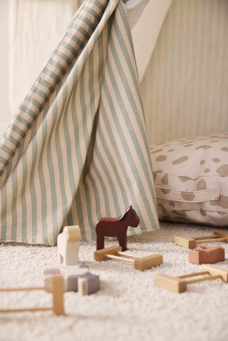 Tente tipi rayée Kids Concept lifestyle3