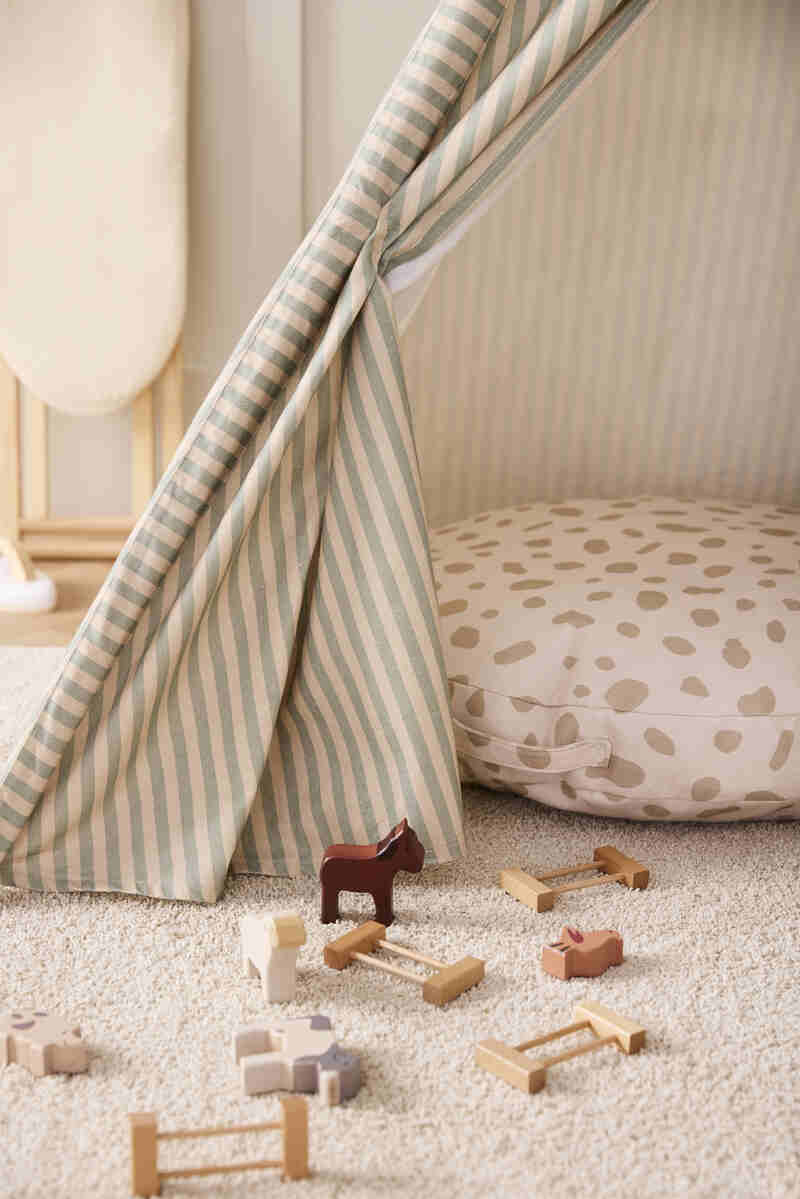 Tente tipi rayée Kids Concept lifestyle4
